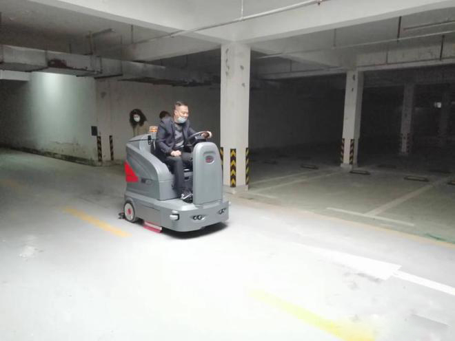 达州小区物业保洁不用人力改用驾驶式洗地机了